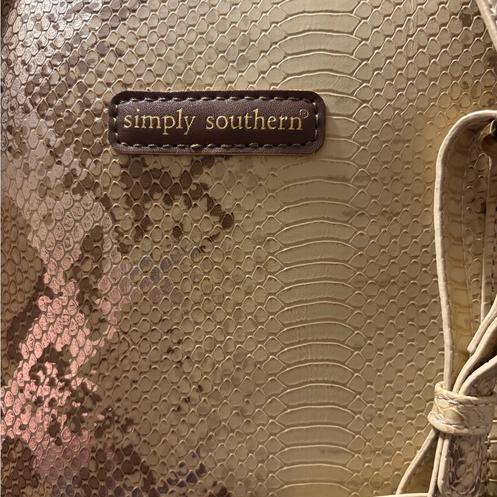 New Without Tags Simply Southern Tan Snake Print Weekender Bag 20” Long 10” Wide - Picture 4 of 9
